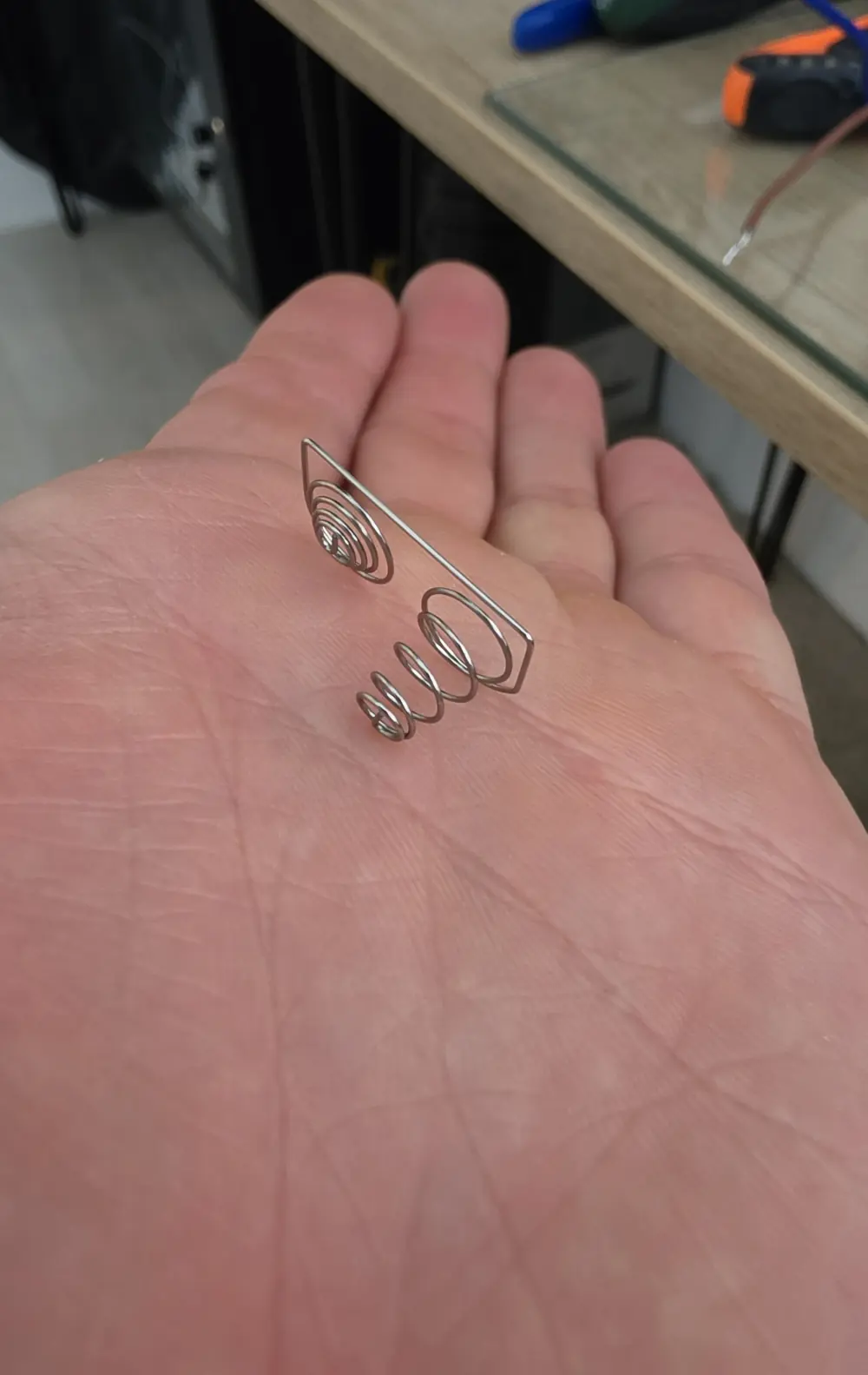 Dwa luźne metalowe styki baterii położone na dłoni